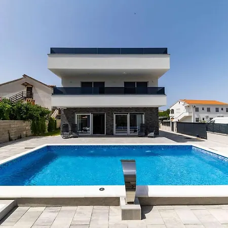 Villa Beautiful Gina Sukosan